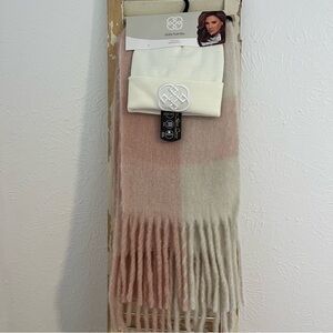 ✨New Daisy Fuentes 2 Pc Set Satin Beanie Protective Hair & Scarf Pink Cream ☃️